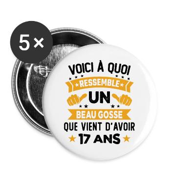 Voici à Quoi Ressemble Un Beau Gosse 17 ans Cadeau - Lot de 5 grands badges (56 mm) - blanc - Devant