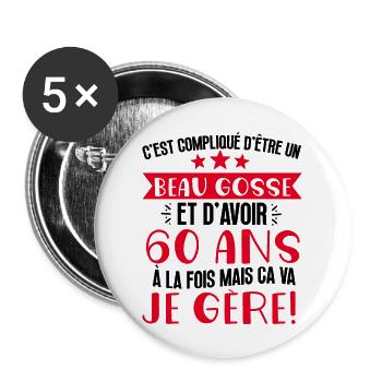Beau gosse de 60 ans je gère cadeau anniversaire - Lot de 5 grands badges (56 mm) - blanc - Devant