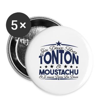 J'ai deux titres tonton et moustachu. Cadeau. - Lot de 5 grands badges (56 mm) - blanc - Devant