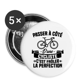 Passer à coté d un cycliste, frôler la perfection - Lot de 5 grands badges (56 mm) - blanc - Devant