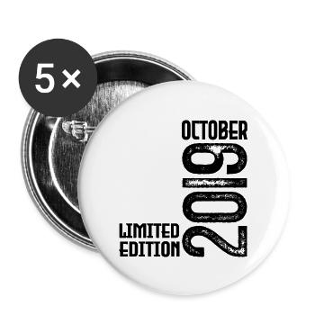 Cadeau Anniversaire Octobre 2019. October 2019. - Lot de 5 grands badges (56 mm) - blanc - Devant