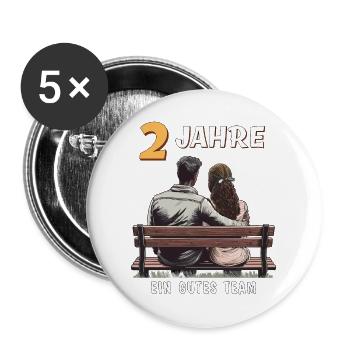 2 JAHRE EIN GUTES TEAM MANN FRAU - Buttons groß 56 mm (5er Pack) - Weiß - Vorne