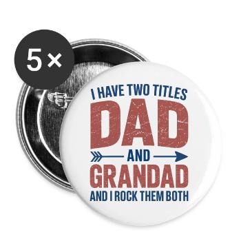 Ich habe zwei Titel: Papa und Opa - Buttons groß 56 mm (5er Pack) - Weiß - Vorne