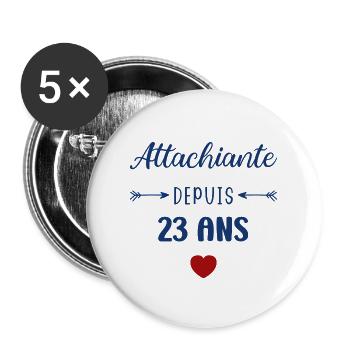Attachiante depuis 23 ans - Lot de 5 grands badges (56 mm) - blanc - Devant