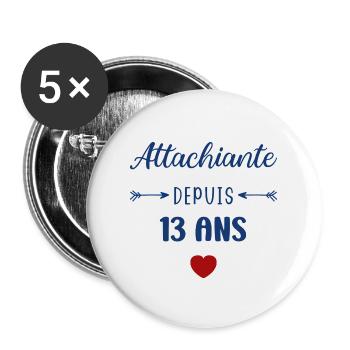 Attachiante depuis 13 ans - Lot de 5 grands badges (56 mm) - blanc - Devant