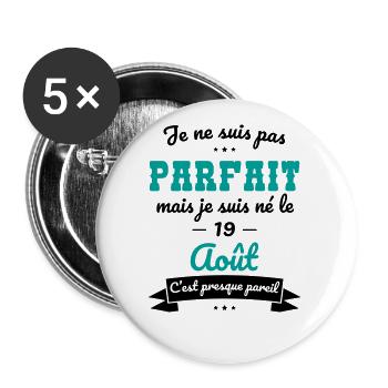 Anniversaire - Pas parfait mais né le 19 Août - Lot de 5 grands badges (56 mm) - blanc - Devant