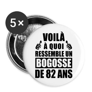 bogosse de 82 ans / humour anniversaire 82 ans - Lot de 5 grands badges (56 mm) - blanc - Devant