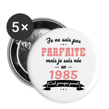 Anniversaire 40 ans - Pas parfaite mais née 1985 - Lot de 5 grands badges (56 mm) - blanc - Devant