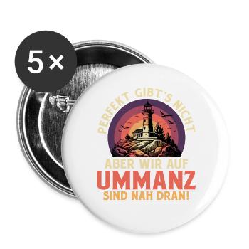 Ostsee PERFEKT GIBT'S NICHT ABER WIR AUF UMMANZ - Buttons groß 56 mm (5er Pack) - Weiß - Vorne