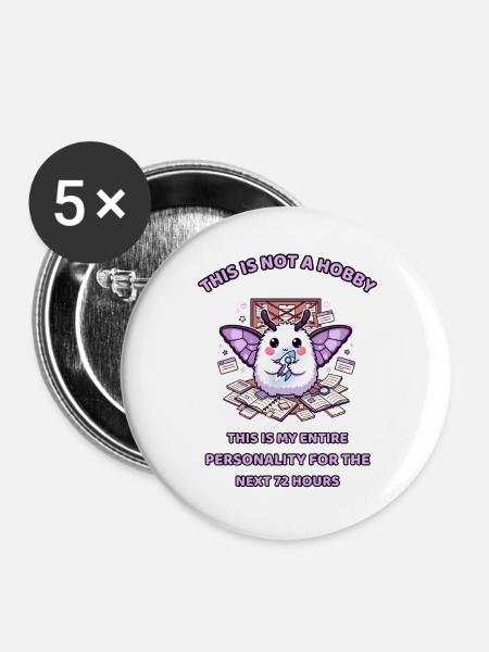 Sechs Stunden Forschung – Hyperfixationsmotte - Buttons groß 56 mm (5er Pack) - Weiß
