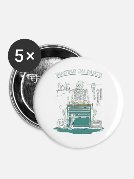 Lustiges Warten auf Teile-Mechaniker-Skelett - Buttons groß 56 mm (5er Pack) - Weiß