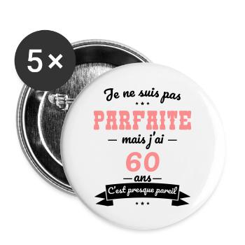 Anniversaire 60 ans - Pas parfaite mais 60 ans - Lot de 5 grands badges (56 mm) - blanc - Devant