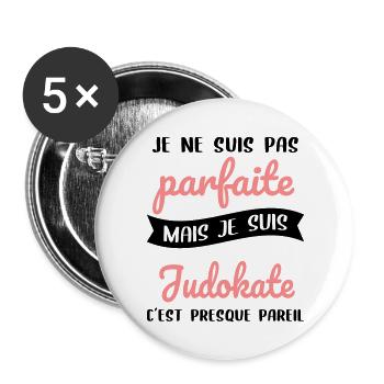 Je ne suis pas parfaite mais je suis judokate - Lot de 5 grands badges (56 mm) - blanc - Devant