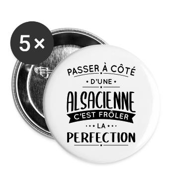 Alsacienne - Frôler la perfection - Alsace - Lot de 5 grands badges (56 mm) - blanc - Devant