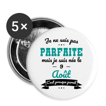 Anniversaire - Pas parfaite mais née le 9 Août - Lot de 5 grands badges (56 mm) - blanc - Devant