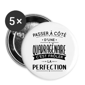 Anniversaire 40 ans - Quadragénaire Perfection - Lot de 5 grands badges (56 mm) - blanc - Devant