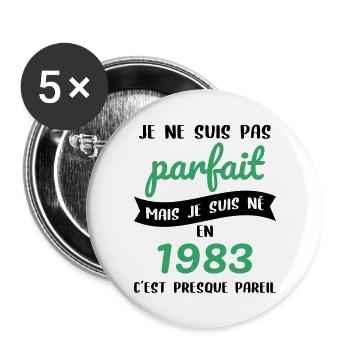 Anniversaire 40 ans - Pas parfait mais né en 1983 - Lot de 5 grands badges (56 mm) - blanc - Devant