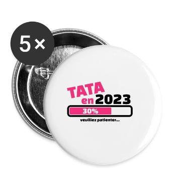 tata en 2023 veuillez patienter - Lot de 5 grands badges (56 mm) - blanc - Devant