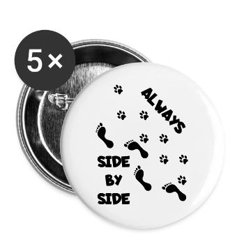 Seite an Seite mit Hund * - Buttons groß 56 mm (5er Pack) - Weiß - Vorne
