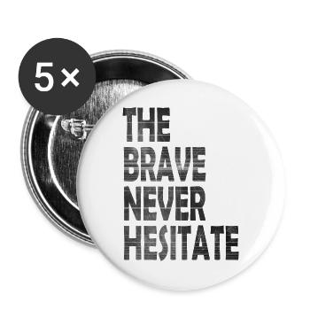 Les courageux n hésitent jamais - Lot de 5 grands badges (56 mm) - blanc - Devant