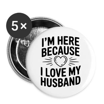 Ich bin hier, weil ich meinen Mann lebe - Buttons groß 56 mm (5er Pack) - Weiß - Vorne