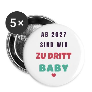 Ab 2027 sind wir zu dritt Baby Schwanger Fest - Buttons groß 56 mm (5er Pack) - Weiß - Vorne