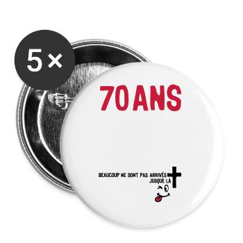 70 ans anniversaire tombe arrive - Lot de 5 grands badges (56 mm) - blanc - Devant