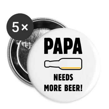 Papa Needs More Beer! (Vater Papi Bier / POS 2C) - Buttons groß 56 mm (5er Pack) - Weiß - Vorne