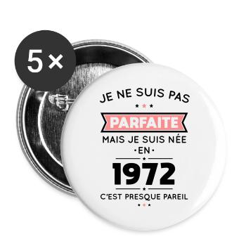 Anniversaire 50 ans - Pas parfaite née en 1972 - Lot de 5 grands badges (56 mm) - blanc - Devant