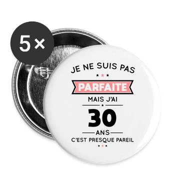 Anniversaire 30 ans - Pas parfaite mais 30 ans - Lot de 5 grands badges (56 mm) - blanc - Devant