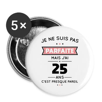Anniversaire 25 ans - Pas parfaite mais 25 ans - Lot de 5 grands badges (56 mm) - blanc - Devant