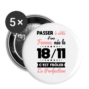 Anniversaire - Née 18 Novembre Frôler perfection - Lot de 5 grands badges (56 mm) - blanc - Devant