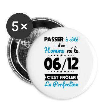 Anniversaire - Né le 6 Décembre Frôler perfection - Lot de 5 grands badges (56 mm) - blanc - Devant