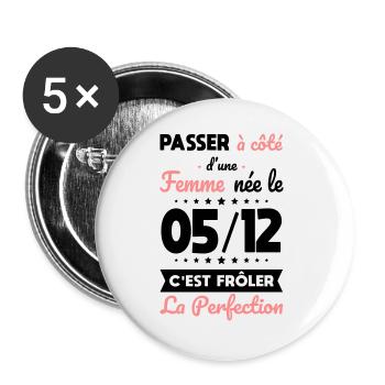 Anniversaire - Née le 5 Décembre Frôler perfection - Lot de 5 grands badges (56 mm) - blanc - Devant