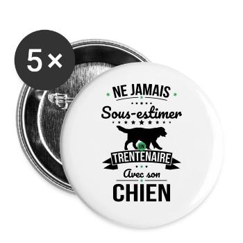 Sous-estimer un trentenaire avec son chien - Lot de 5 grands badges (56 mm) - blanc - Devant