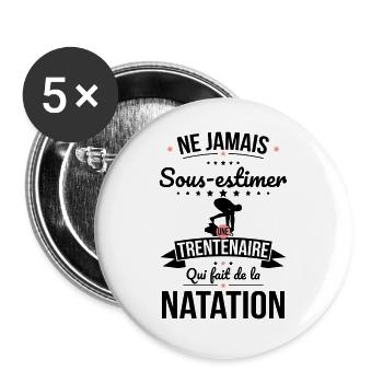 Sous-estimer trentenaire qui fait de la natation - Lot de 5 grands badges (56 mm) - blanc - Devant