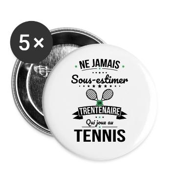 Sous-estimer un trentenaire qui joue au tennis - Lot de 5 grands badges (56 mm) - blanc - Devant