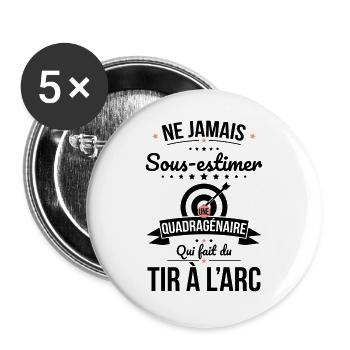 Sous-estimer quadragénaire qui fait du tir à l'arc - Lot de 5 grands badges (56 mm) - blanc - Devant