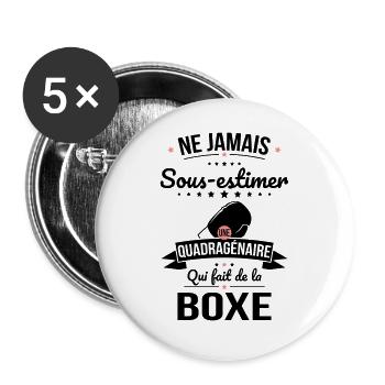 Sous-estimer une quadragénaire qui fait de la boxe - Lot de 5 grands badges (56 mm) - blanc - Devant