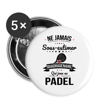Sous-estimer une quadragénaire qui joue au padel - Lot de 5 grands badges (56 mm) - blanc - Devant
