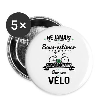 Sous-estimer un quadragénaire sur son vélo - Lot de 5 grands badges (56 mm) - blanc - Devant
