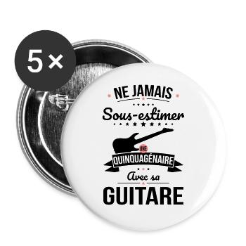 Sous-estimer une quinquagénaire avec sa guitare - Lot de 5 grands badges (56 mm) - blanc - Devant