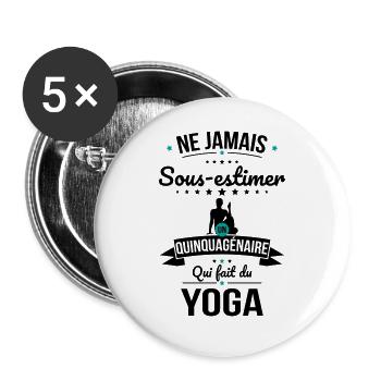 Sous-estimer un quinquagénaire qui fait du yoga - Lot de 5 grands badges (56 mm) - blanc - Devant