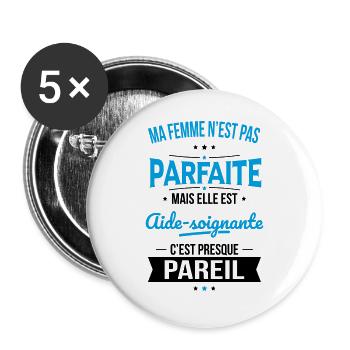 Ma femme pas parfaite mais elle est aide-soignante - Lot de 5 grands badges (56 mm) - blanc - Devant