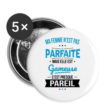Ma femme n'est pas parfaite mais elle est gameuse - Lot de 5 grands badges (56 mm) - blanc - Devant