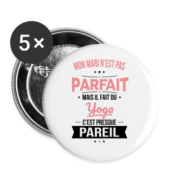 Mon mari n'est pas parfait mais il fait du yoga - Lot de 5 grands badges (56 mm) - blanc - Devant