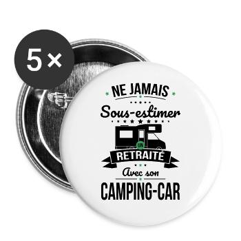 Sous-estimer un retraité avec son camping-car - Lot de 5 grands badges (56 mm) - blanc - Devant