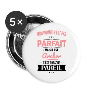 Mon homme n'est pas parfait mais il est archer - Lot de 5 grands badges (56 mm) - blanc - Devant