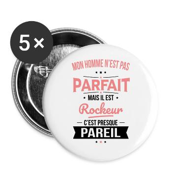 Mon homme n'est pas parfait mais il est rockeur - Lot de 5 grands badges (56 mm) - blanc - Devant