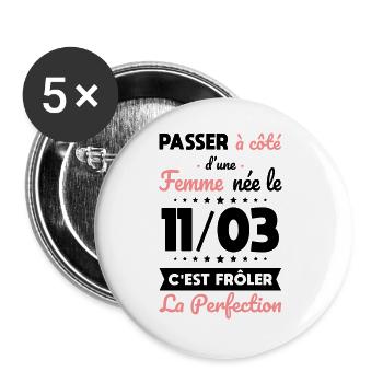 Anniversaire - Née le 11 Mars Frôler perfection - Lot de 5 grands badges (56 mm) - blanc - Devant